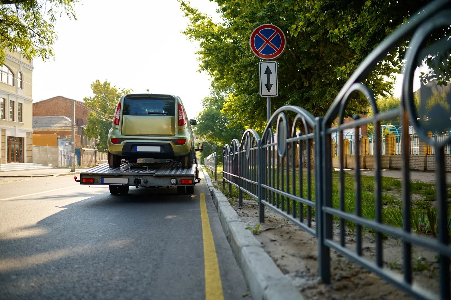 Abschleppwagen transportiert ein Fahrzeug auf der Ladefläche durch die Stadt