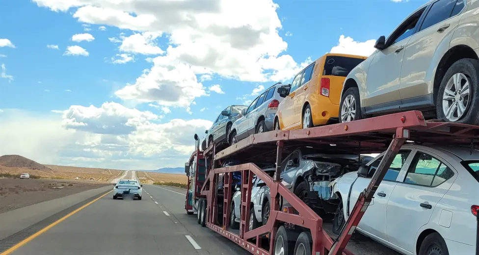 Beladener Autotransporter auf einer weiten Überlandstraße