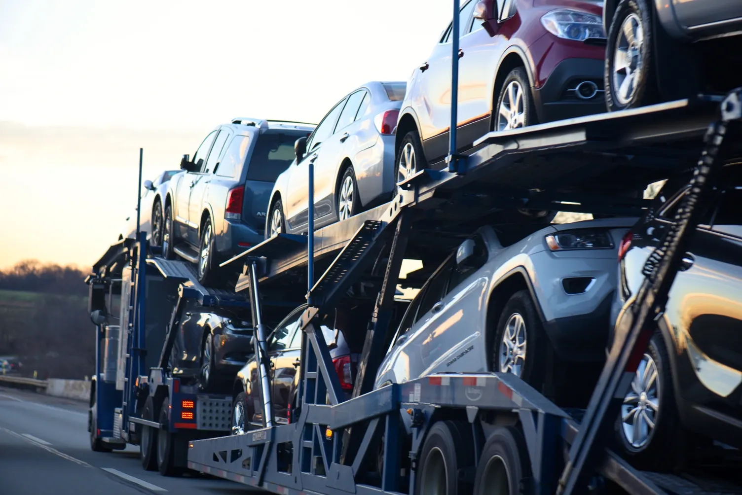 Autotransporter mit sieben Neuwagen auf zwei Ebenen unterwegs auf der Autobahn